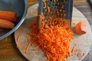 Моркву тремо на крупну тертушку