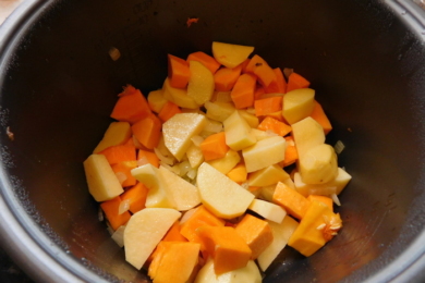 Коли цибуля зарум’янилася, кидаємо картоплю і гарбуз в чашу