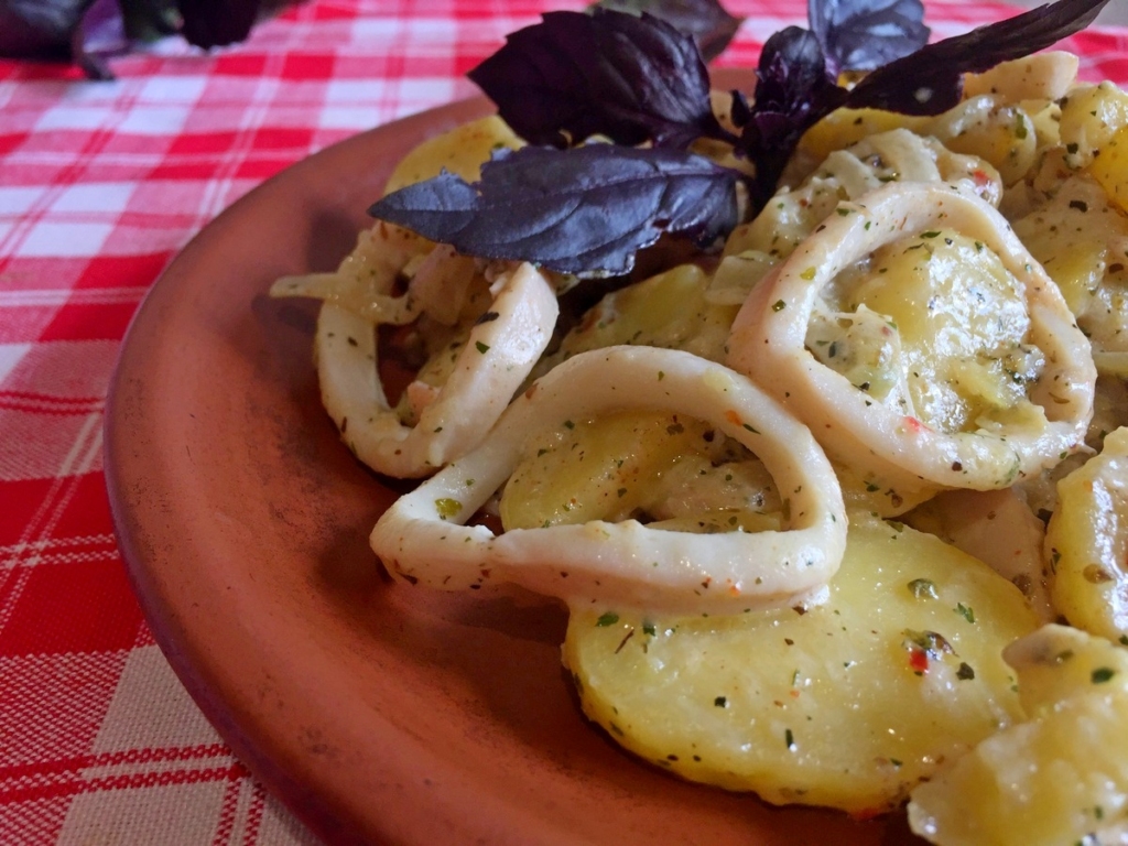 Кальмари з картоплею — вечеря нашвидкуруч