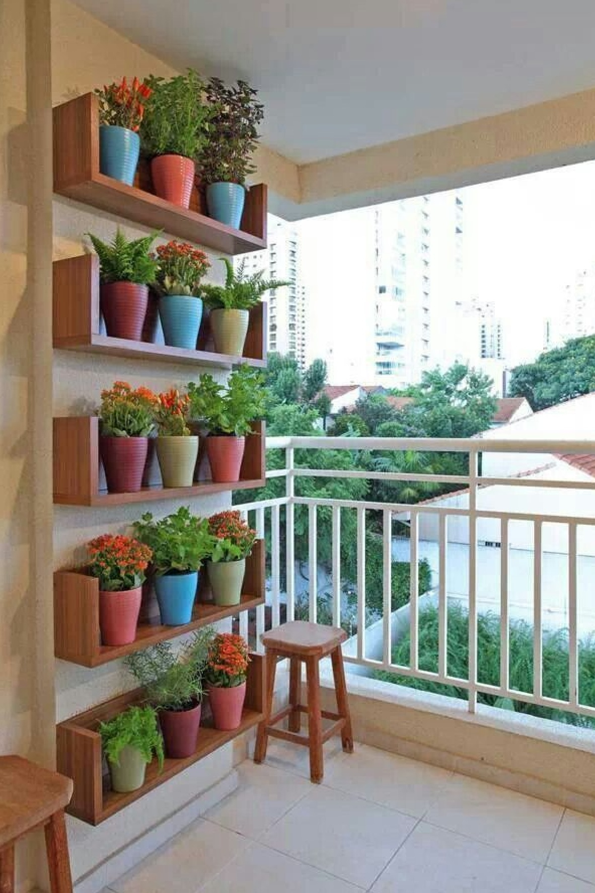 Деревянный стеллаж на балкон