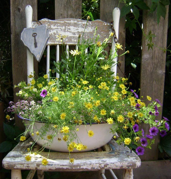 Підставка для горщика з квітами, зроблена зі стільця
