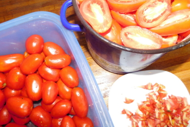 чистимо помідори для консервації