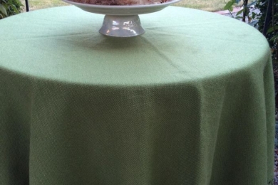 ягідний пиріг на столі в саду