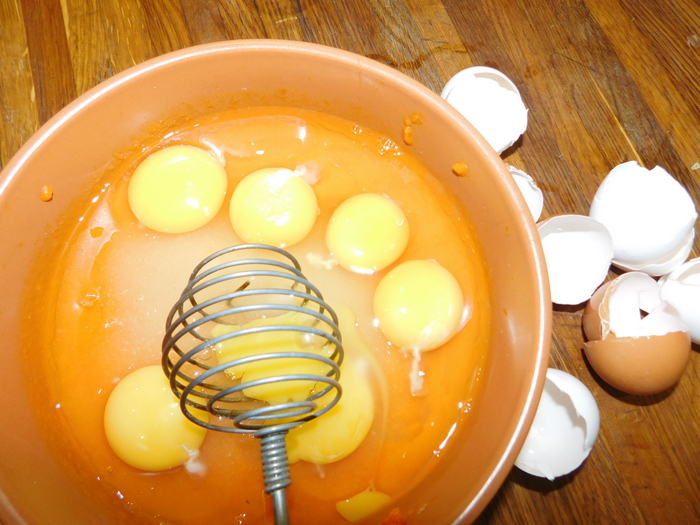 Додаємо в пюре яйця, цукор і сіль