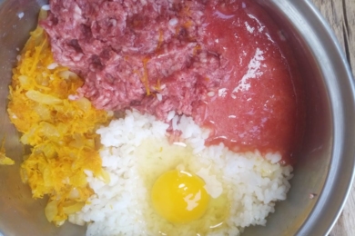 Змішуємо фарш, рис, піджарку, яйце і томатний сік - це начинка для фаршированих перчиків