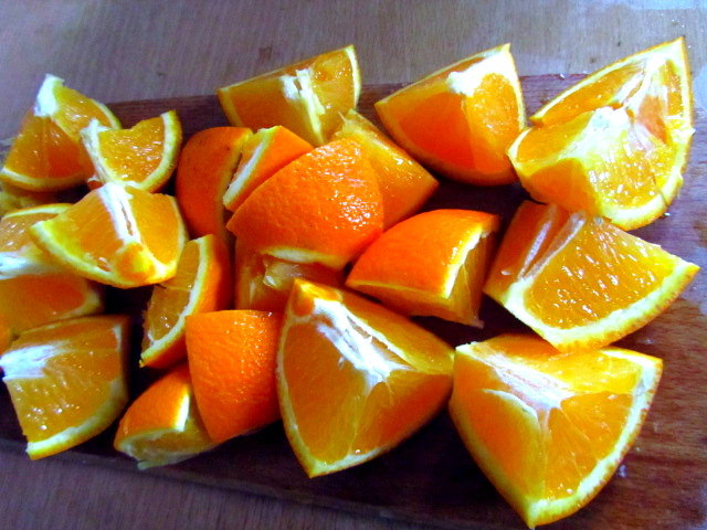 Розрізаємо апельсин на 8 частинок