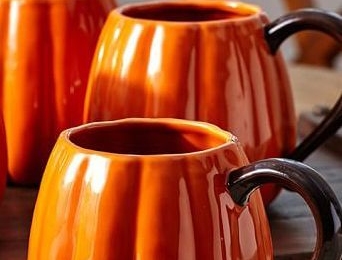 Чашка помаранчевого кольору