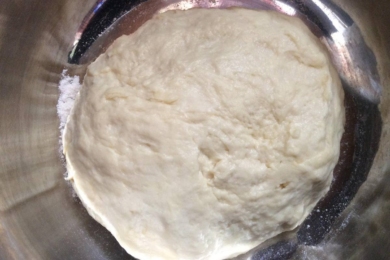 Тісто вимішуємо, поки воно не почне відставати від стінок миски