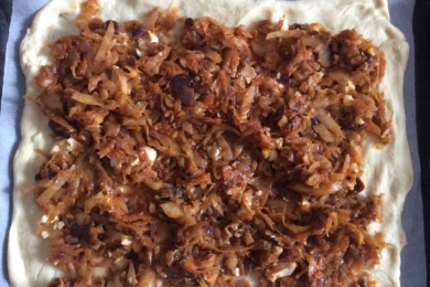 Тісто ділимо на дві частини, на одну - кладемо начинку