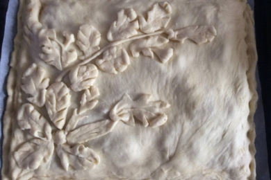 Можна прикрасити пиріг з капустою зверху на свій розсуд