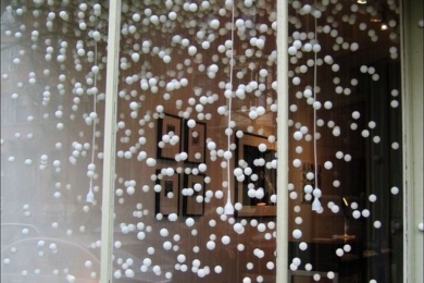Сніжинки у декорі вікна