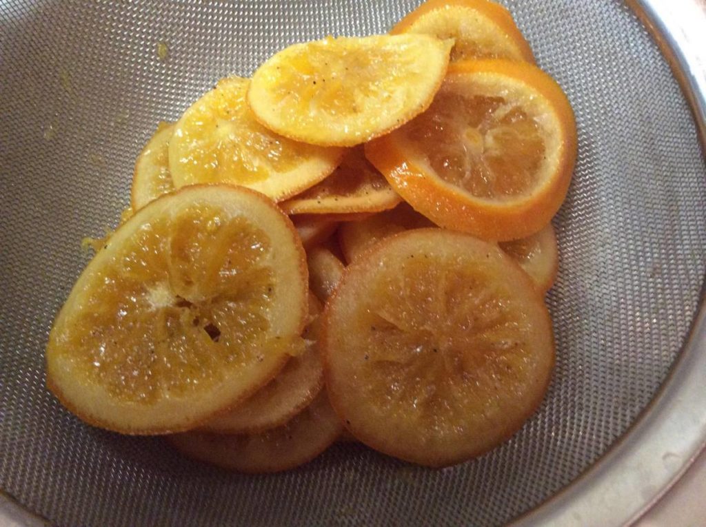 Зварені апельсини викладаємо на сито