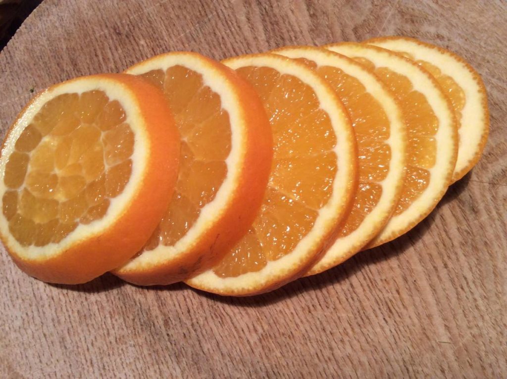 Нарізаємо апельсини на кружечки