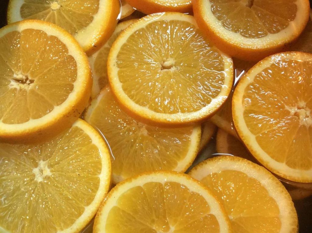Викладаємо кружечки апельсинів і заливаємо гарячим сиропом