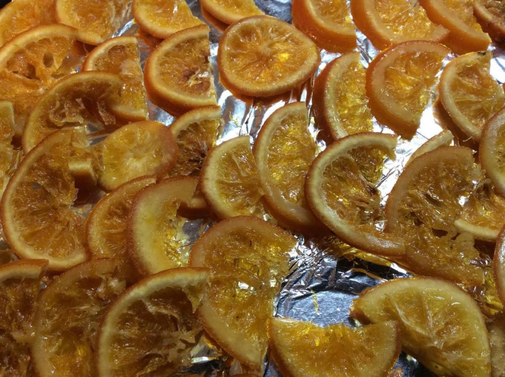 Можемо розрізати кружечки апельсинів на половинки