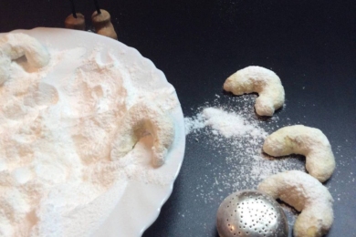 Обвалюємо печиво в суміші цукрової пудри і ванілі