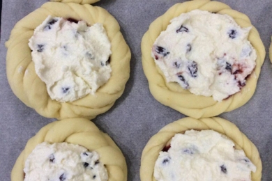 Додаємо начинку та відправляємо ватрушки у духовку