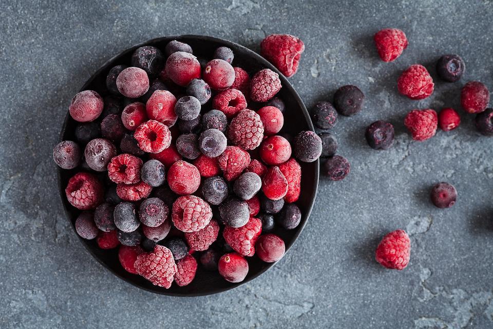 Запасаємось вітамінами на зиму — як правильно заморозити ягоди і фрукти