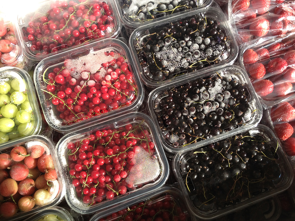 Заморожені ягоди розфасуйте по спеціальних харчових контейнерах