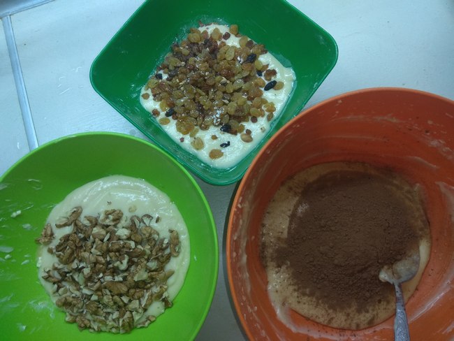 Розділяємо тісто на три частини та додаємо окремо: горіхи, родзинки, какао