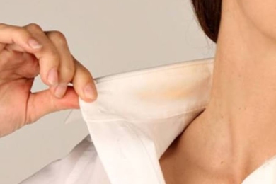 Як вивести плями від тонального крему на одязі
