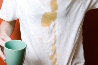 Як вивести плями від кави на одязі
