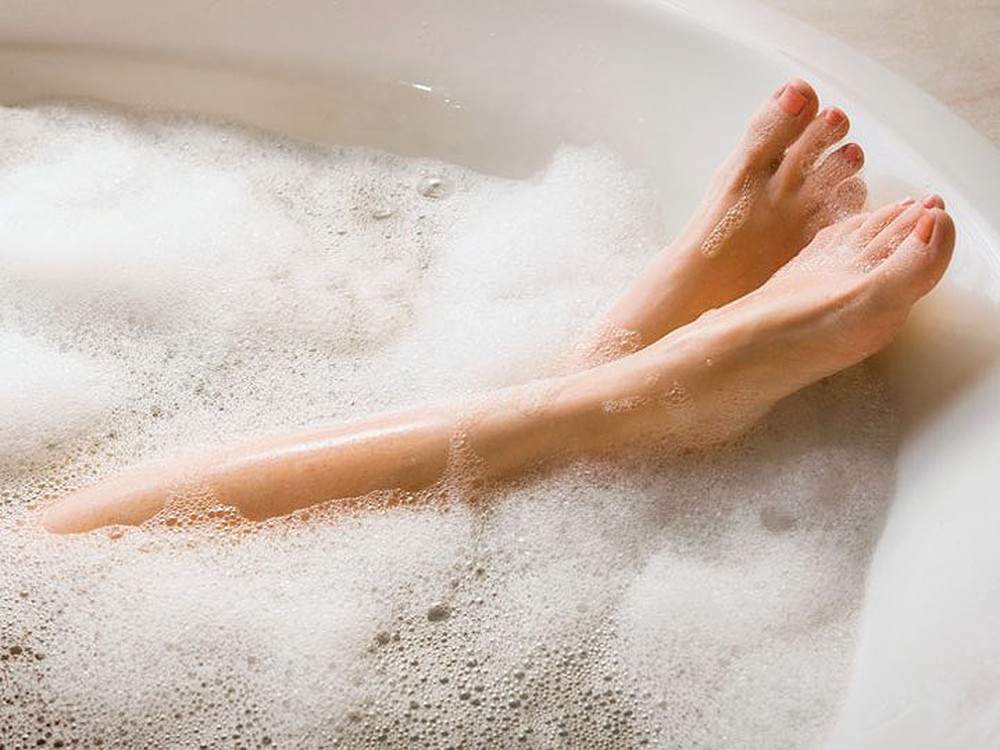 Справжня насолода приходить в теплій ванні з піною, яку можна доповнити улюбленими ароматичними маслами, сіллю і іншими добавками