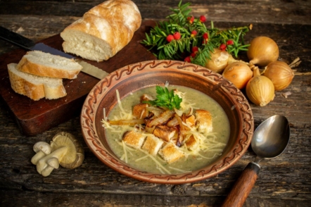 Крем-суп з грибами і грінками