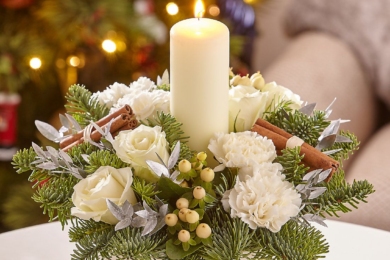 Новорічна композиція зі свічкою та білими квітами