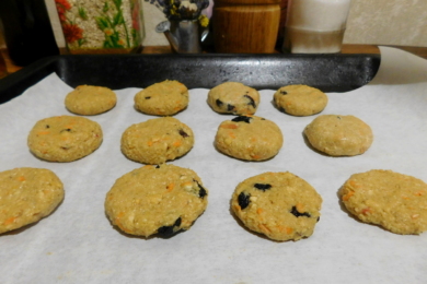 Викладаємо печиво на деко (використовуємо папір для випічки) і ставимо в духовку