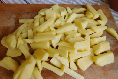 Чистимо картоплю і нарізаємо її брусочками, як для картоплі фрі