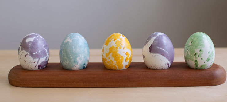 Яйця, пофарбовані за допомогою олії