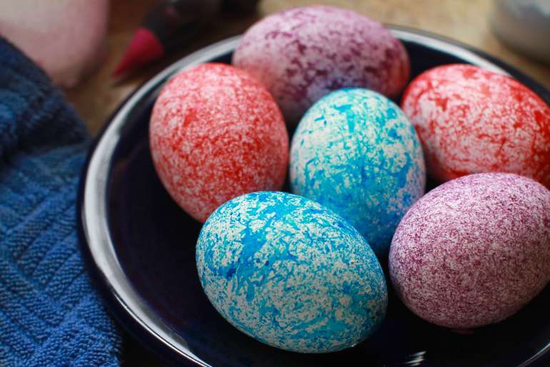 Яйця, пофарбовані за допомогою рису