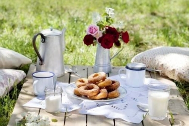 Сніданок, обід або пікнік на свіжому повітрі