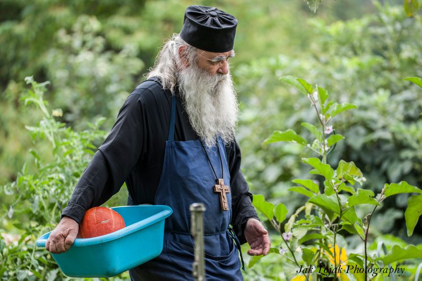 Щодня брат Жан ділить свій час між молитвою, садом та кухнею
