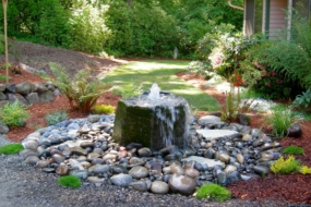 Фонтан та водоспад у декорі саду — 30 ідей з фото