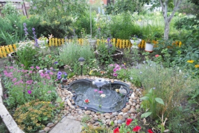 Фонтан та водоспад у декорі саду