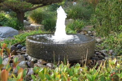 Фонтан та водоспад у декорі саду