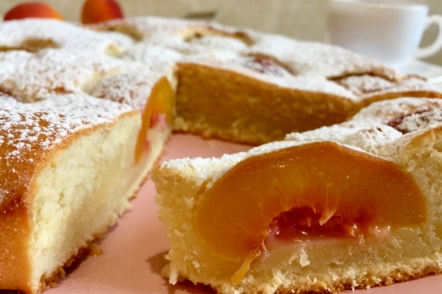 Йогуртовий пиріг з персиками — ніжний і соковитий