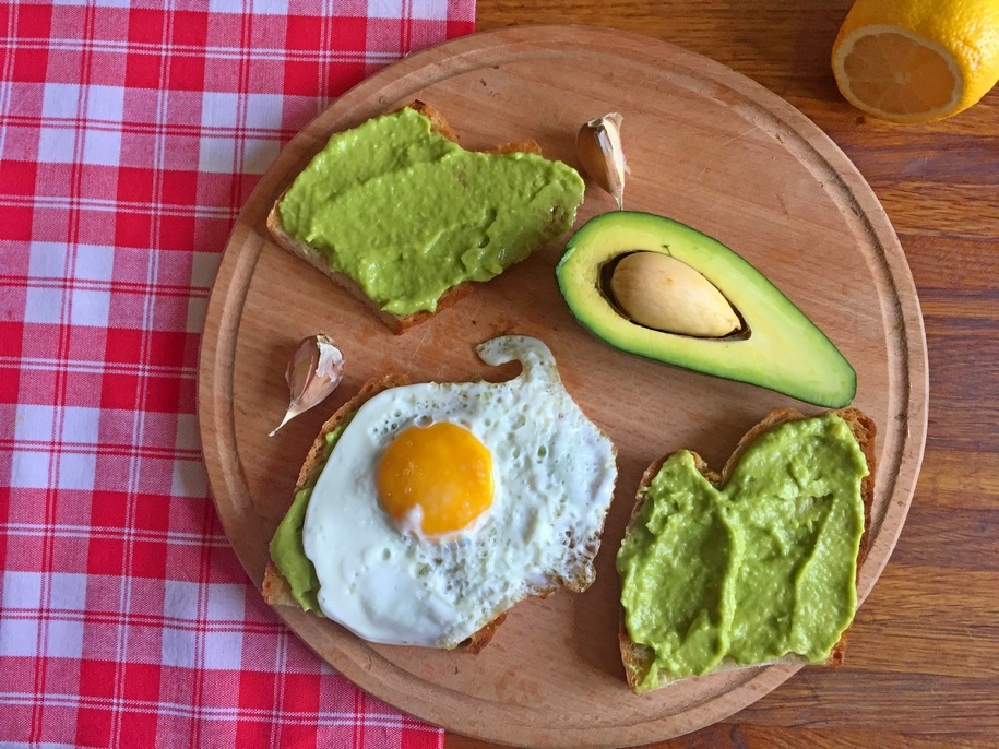 Соус гуакамоле і тости з авокадо на сніданок