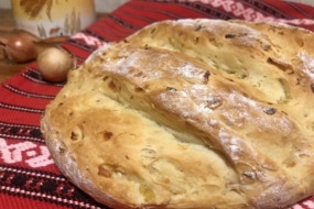 Домашній хліб з цибулею — випічка вихідного дня