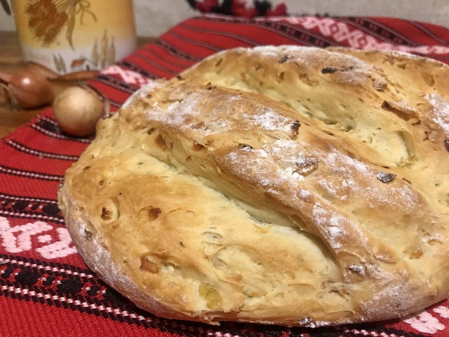 Домашній хліб з цибулею — випічка вихідного дня