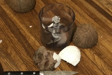 М'якоть кокоса перебуває під щільною внутрішньою кокосовою шкіркою, зчищаємо її ножем