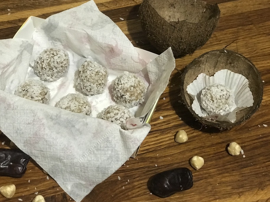 Домашні цукерки з кокосової стружки требаїсти охолодженими