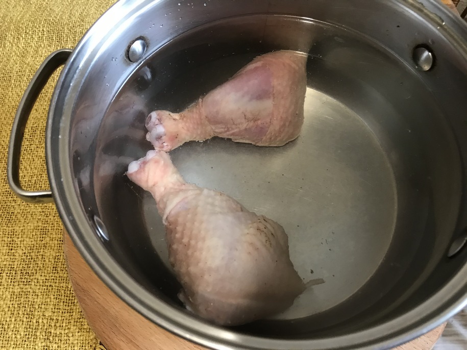 Кладемо м'ясо курки в холодну воду і варимо 20 хвилин