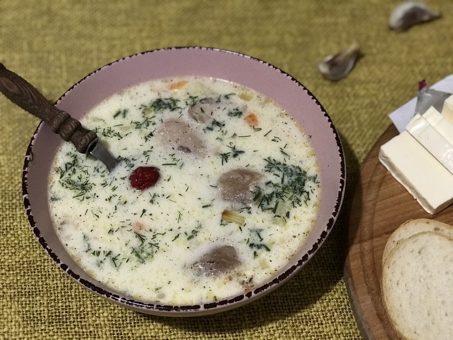 Ніжний курячий суп з плавленими сирками — вершкове задоволення