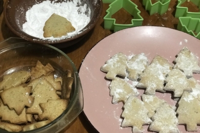 Випікаємо наше пісочне печиво з горіхами приблизно 20 хвилин (до рум'яності), за бажання обвалюємо в цукровій пудрі