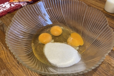 Збиваємо яйця з цукром не менше 3 хвилин