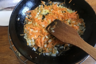 Для начинки підсмажимо на сковороді цибулю з морквою