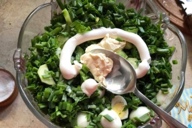 Солимо салат зі шпинатом і заправляємо сметаною чи майонезом